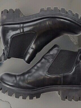 Tamaris Chelsea Womens Sz 8.5/39 Black Leather Lug Boots Chunky Cuban Heel EUC